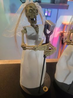Halloween_Singing skeleton Bride_$8