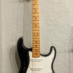 Fender Player Stratocaster (Black With Maple Neck)