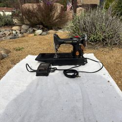 Sewing Machine Singer Portable 221-1