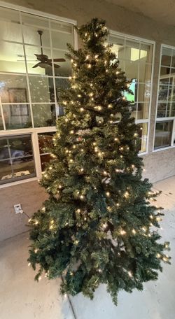 Ashland 7.5’ pre-lit Hartford artificial Christmas Tree