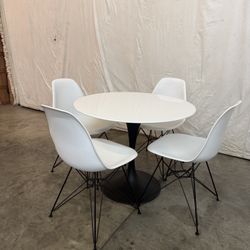 Round Table W/4 chairs 