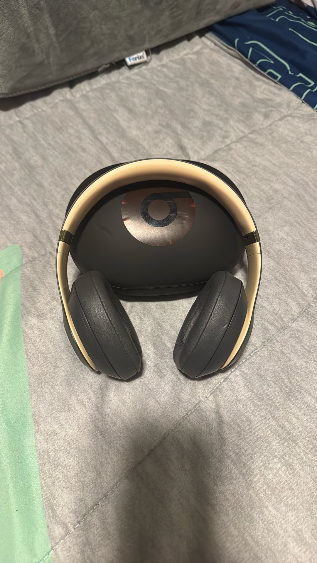 Dre Beats Headphones with hard case
