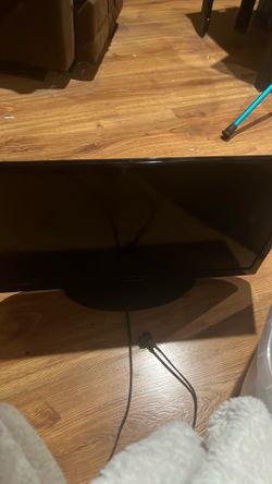 24 inch Samsung TV and Remote
