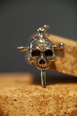 Skull cross pendant