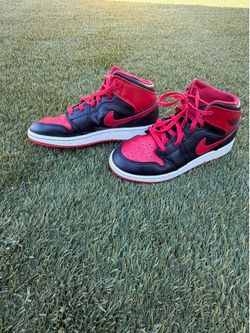 Nike Air Jordan 1 Mid – Youth Size 7Y