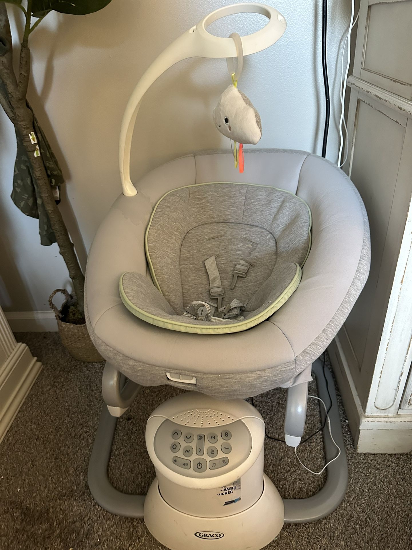 Electric baby swing 