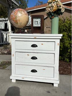White Solid Distressed Wood Dresser Chest of Drawers Furniture Excellent Condition