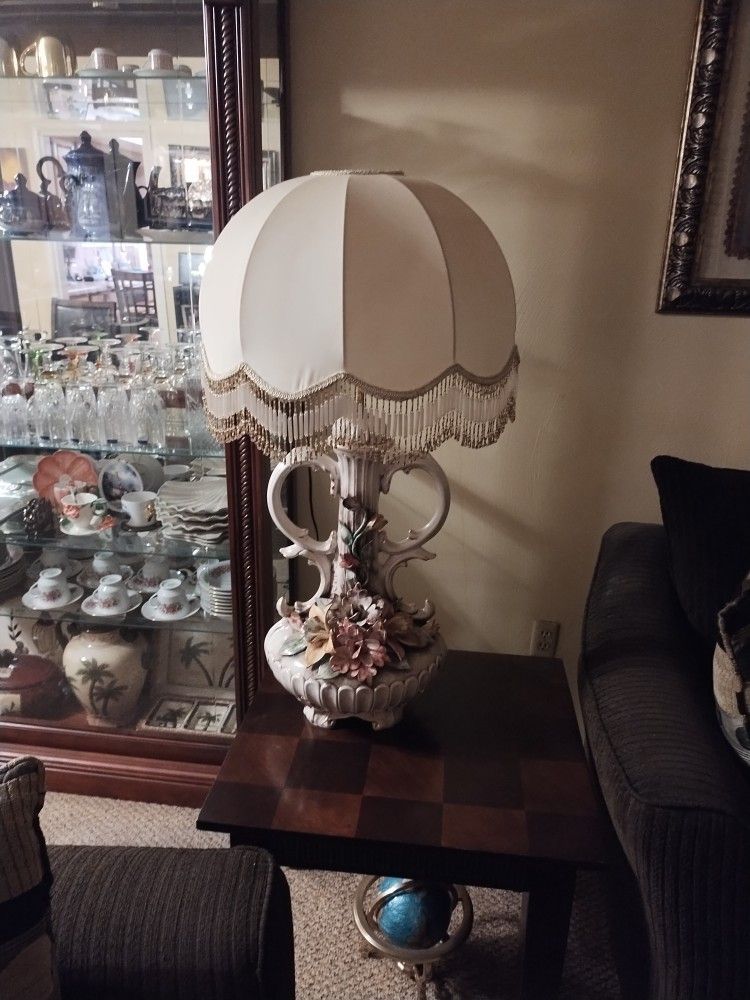 2 TABLE LAMPS VINTAGE CAPODIMONTE ITALY.