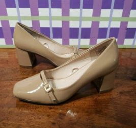 Women's Jones New York Block Heel Pumps In Neutral Smooth Patent Finish, Nougat- Aubin, Size 5.5!