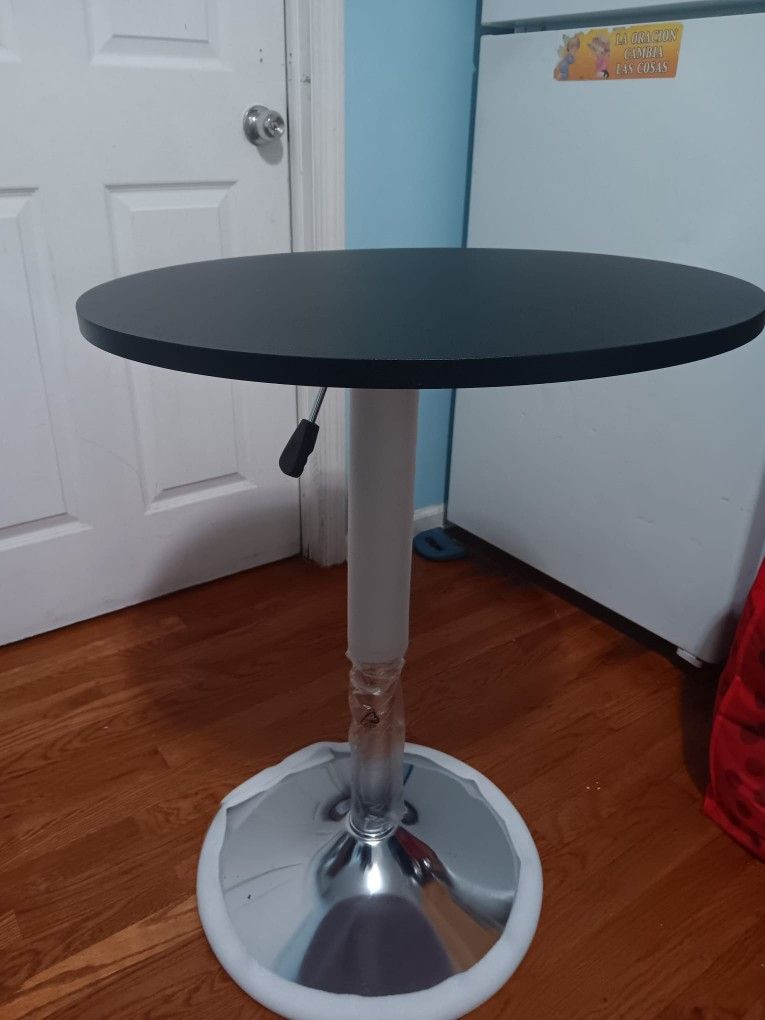 2 Cocktail Round Table