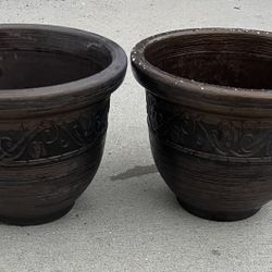2/ Plastic Flower Pot