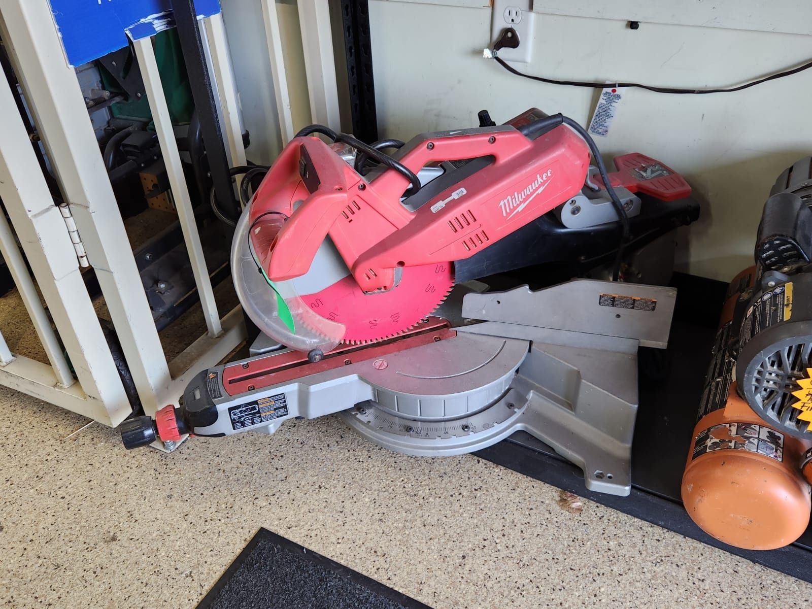 Milwaukee Sliding Compound Miter Saw