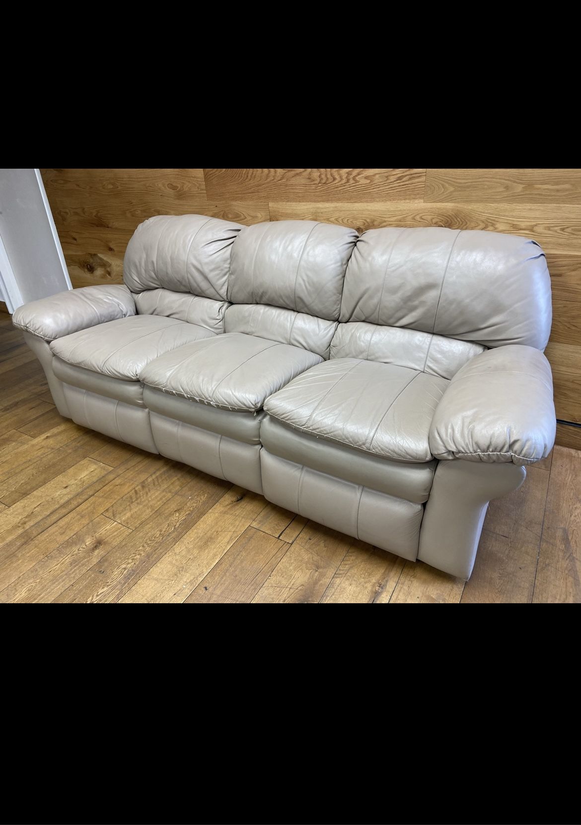 Couch With 2 Recliner On Each Side In great Condition