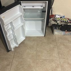 Mini Fridge / Fridge