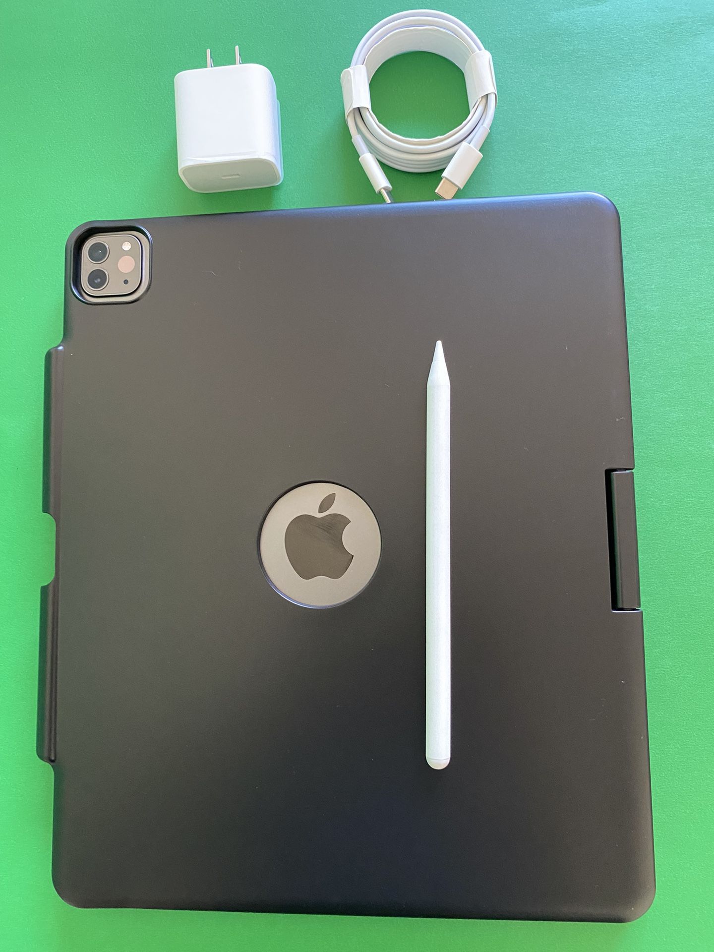 256GB Apple IPad Pro 12.9” 5th Generation (2021 Model / M1 chip / Liquid Retina XDR display) with keyboard, pen & Accessories