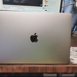 Apple MacBook Pro, Touchbar, 17