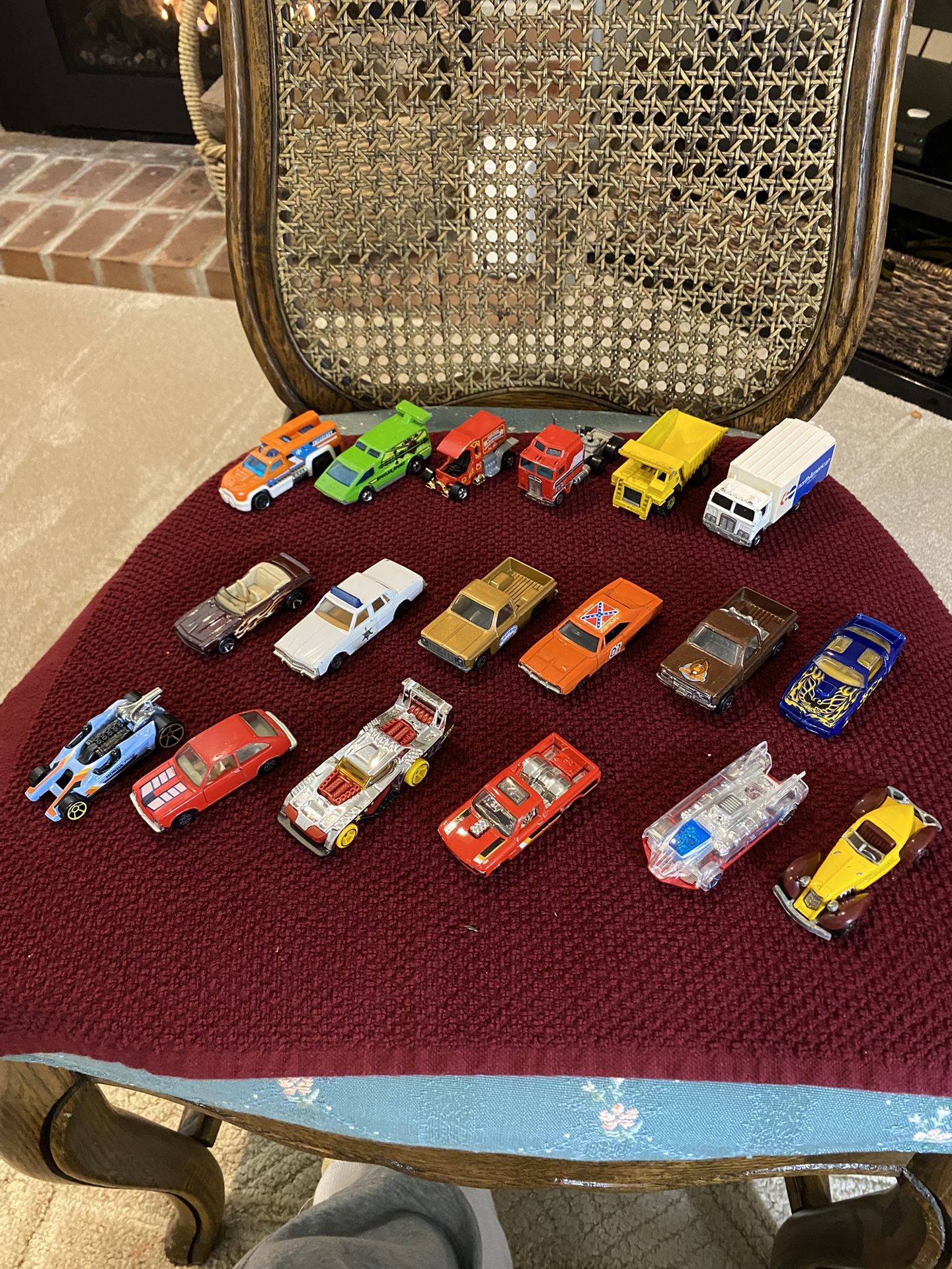 18 Hot Wheels With Carrying Case