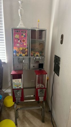 Capsule toy vending machine