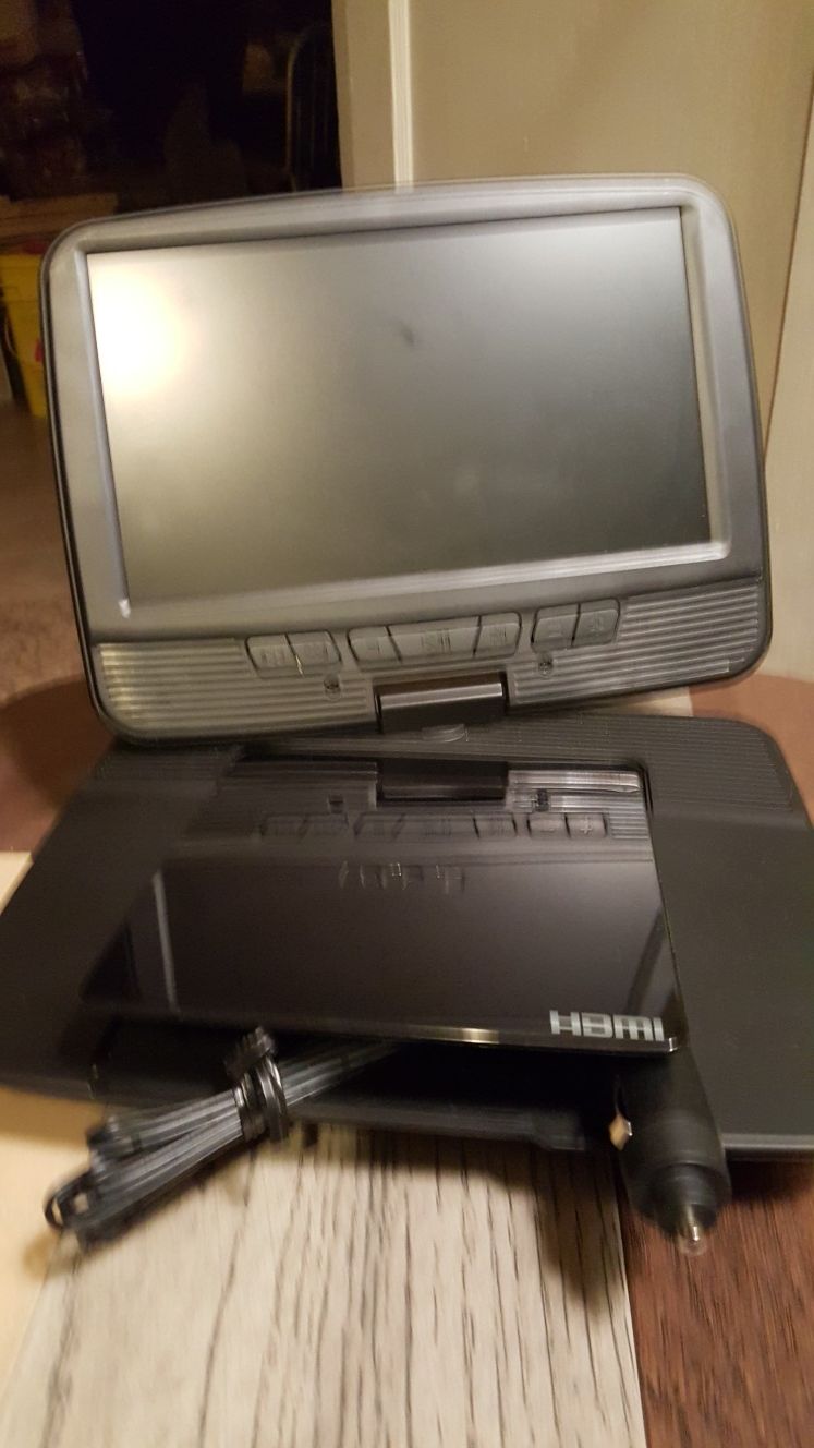 RCA 9 inch portable DVD player w/car charger