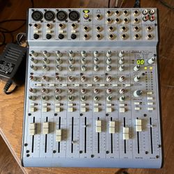 Alesis multimix 12 Mixer