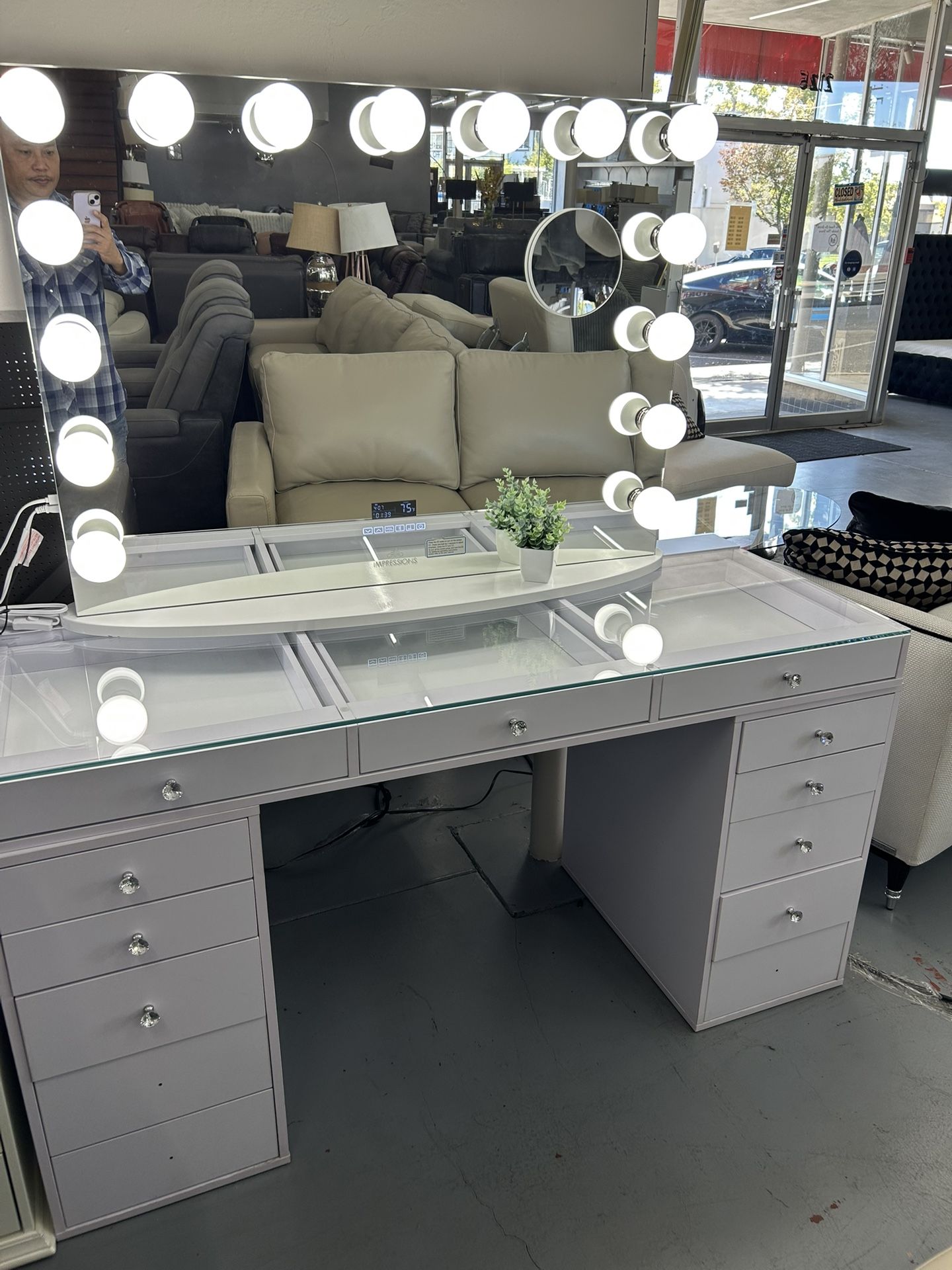 Glam Impression V. A. N. I. T. Y Available With Mirrors 