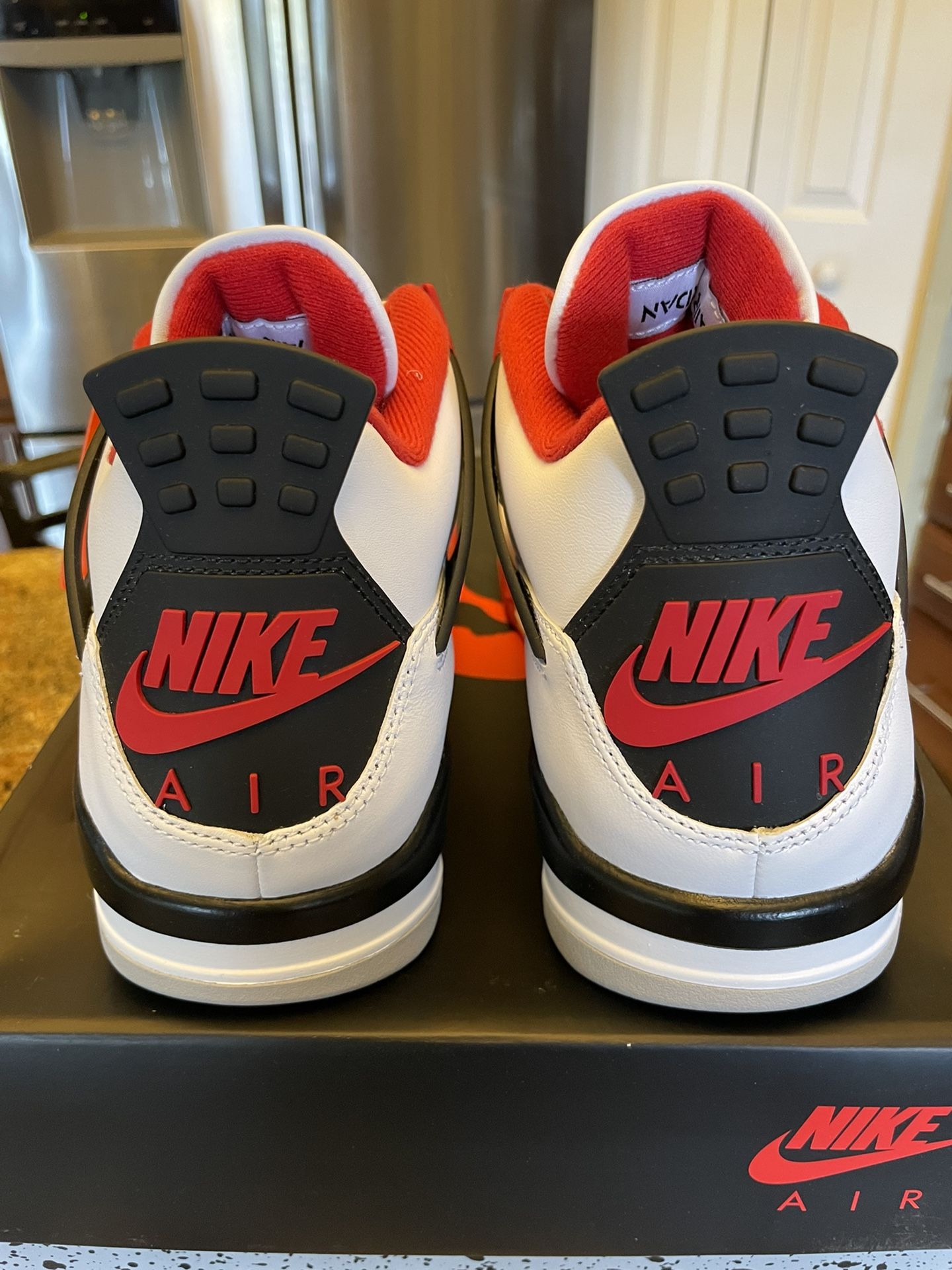 NEW MENS AIR JORDAN 4 RETRO FIRE RED 2020 SIZE 10 SHOES