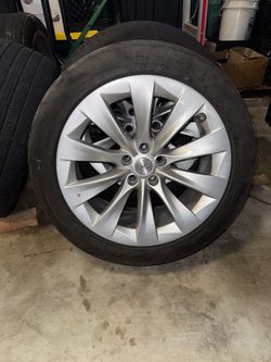 Tesla Model X 22” wheel set slightly used