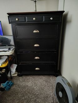 Solid wood chest of drawers