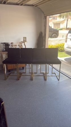 4 Stool chairs (black and gold)