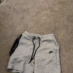 Nike tech shorts size small men’s