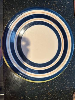 Assorted dinner plates, bowls and saucers
