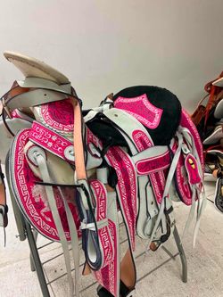 Montura de piel bordada