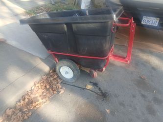 Rubbermaid FG131641BLA Towable Trainable Tilt Truck