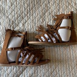 Gladiator style women’s sandals with fringe