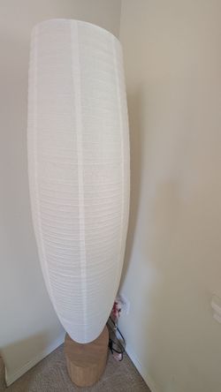 Floor lamp with lamp shade, lightly used