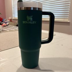Stanley Cup 30 oz Green - Like New