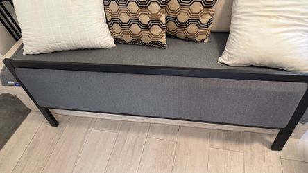 Queen Bed Frame - Quick Sale / Base de Cama Queen - Venta Rápida