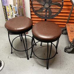 Spinning top barstools leather in good condition