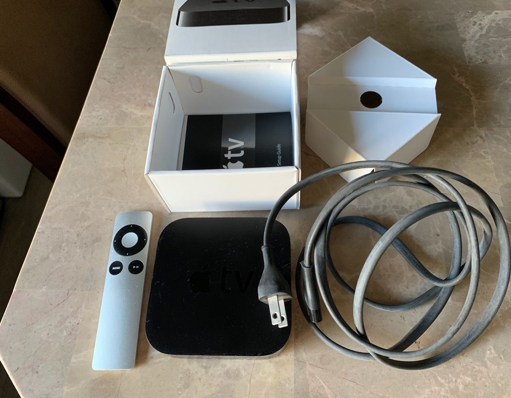 Apple TV (2nd Generation) MC572LL/A 8GB Media Streamer with cable and remote and the box