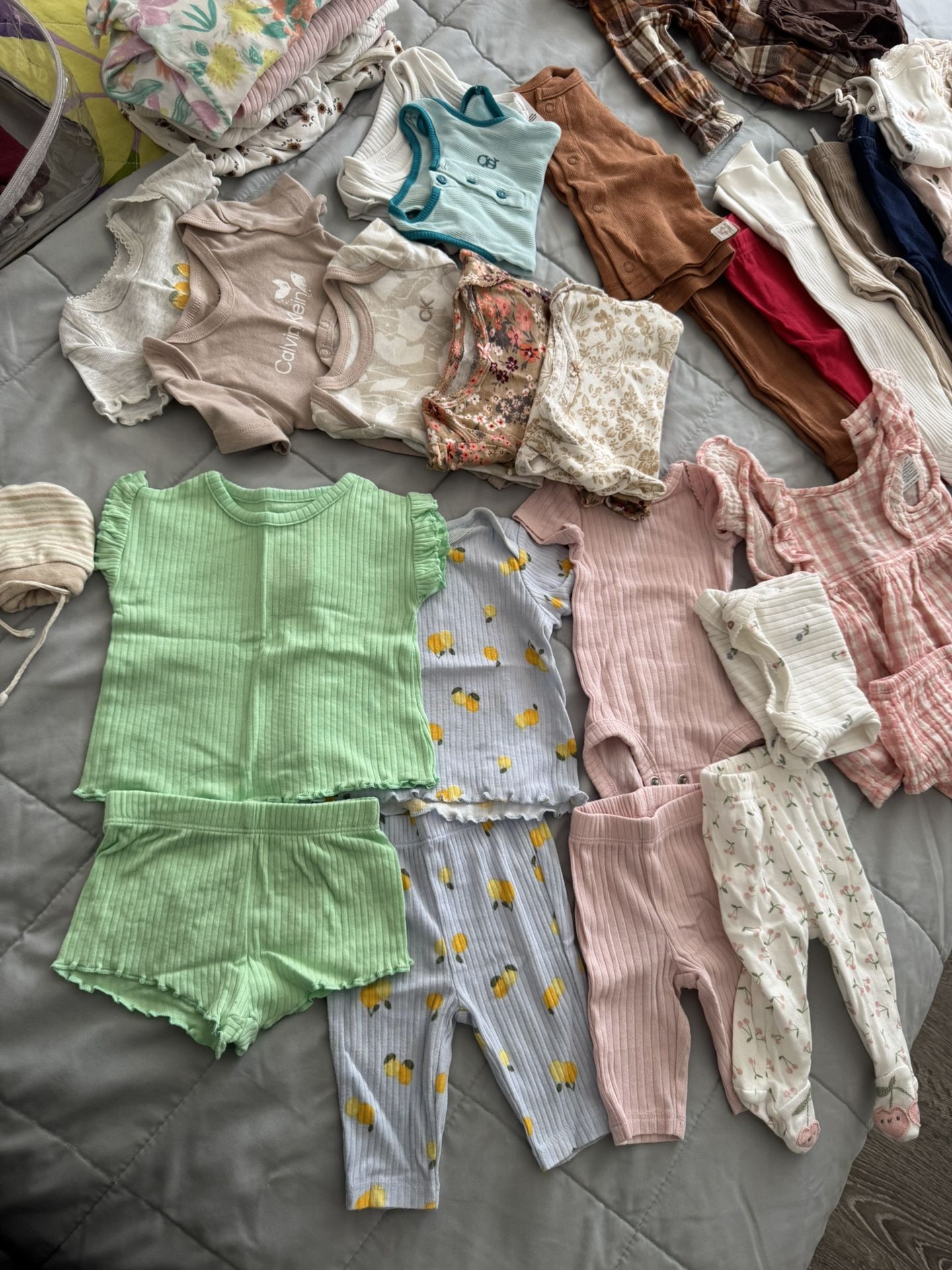 Baby clothes 0-3 months and changing pad