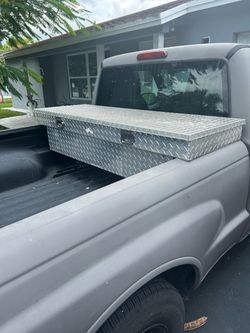 Truck tool box