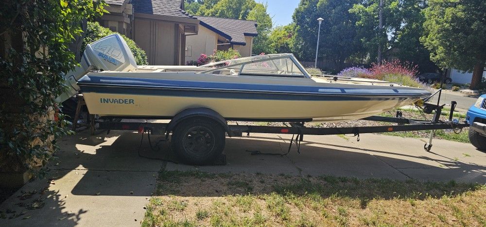 1985 Invader Boat