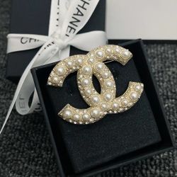 Chanel CC pearl crystal brooch 