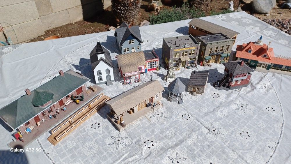 HO Scale Train Buildings, Trucks & Autos, and Building Materials 