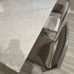 Mesa De Mármol Con Sillas De Metal 