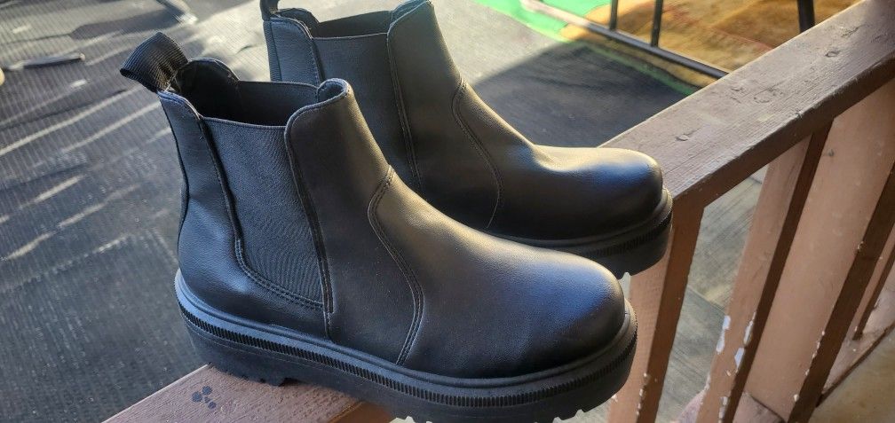 Steve Madden Boots. Size 8
