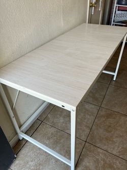 Mesa o escritorio  de largo 59 inch por 23 1/2 de ancho