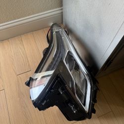 2018-2019 cadillac xts headlight 