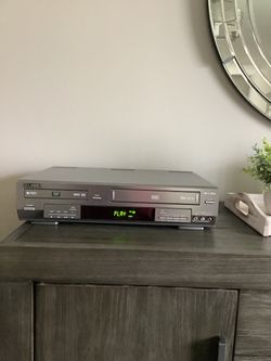 * GO VIDEO * HQ * 4-HEAD HI-FI STEREO VHS VCR . NEAR MINT CONDITION . MUST SEE TO APPRECIATE .