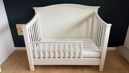 Pottery Barn Larkin Baby Crib
